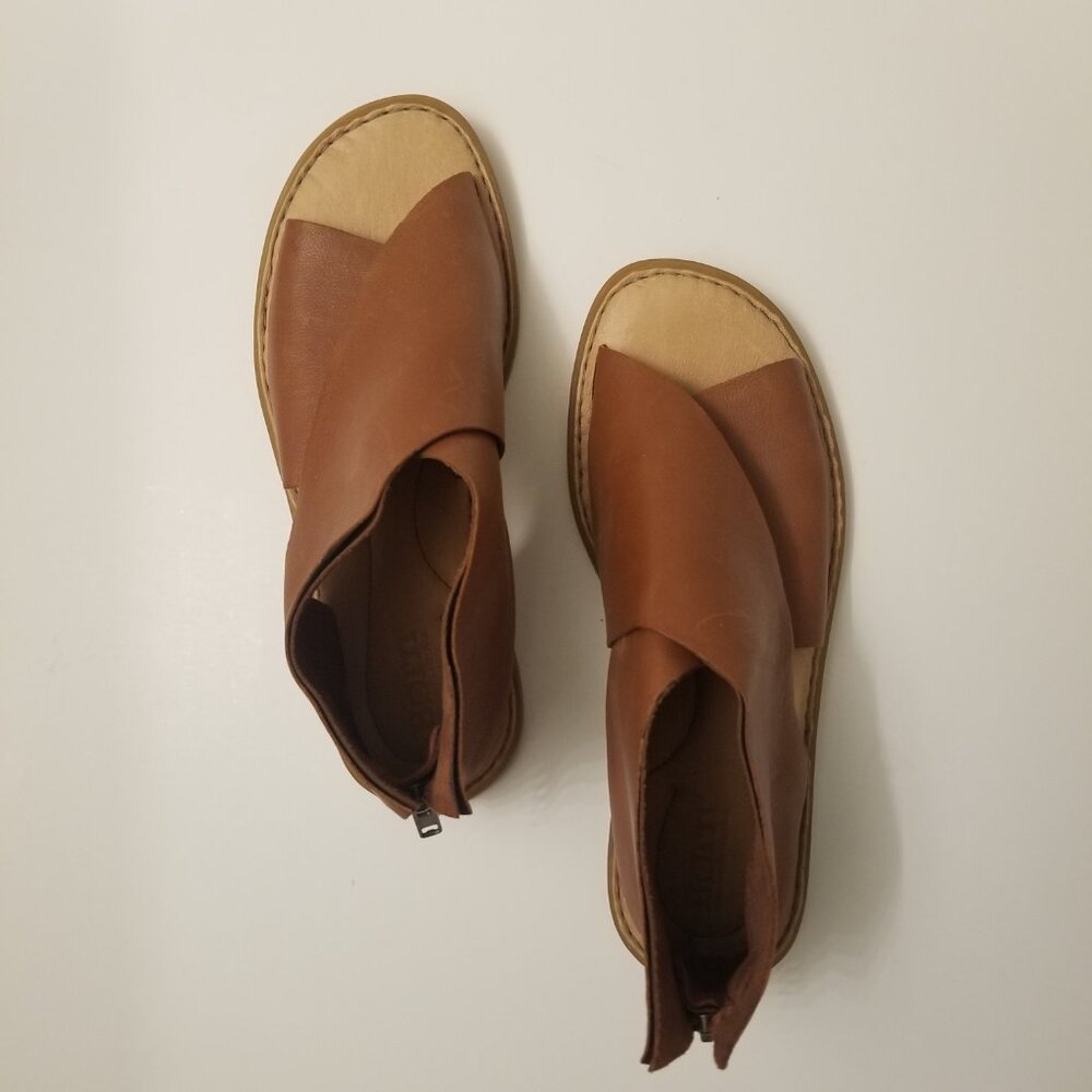 Born Iwa  Tan Leather Flat Sandal  size 7 - Picture 3 of 8